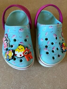 CROCS Kids Aqua Clogs with Pink Strap and Floral Charms 8-9 size